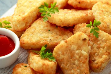 Beyaz ahşap tahtada ketçaplı haşhaşlı patates