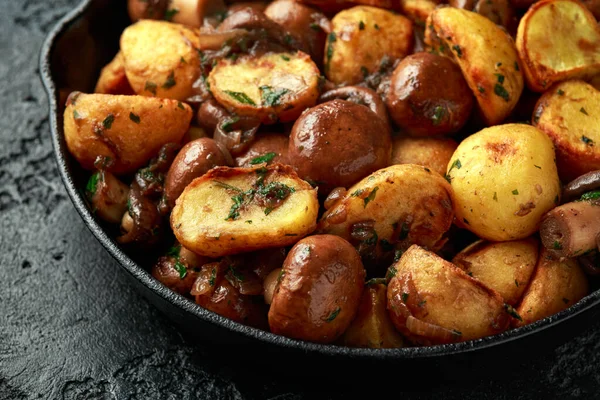 Запеченный картофель с грибами и травами в чугунной сковороде — стоковое фото