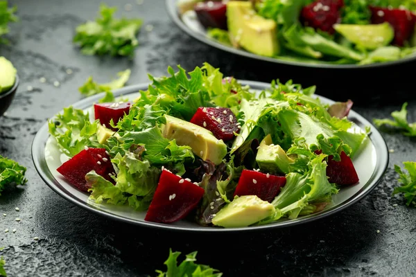 Vegetarische avocado en bietensalade op schaal. Gezond veganistisch voedsel — Stockfoto