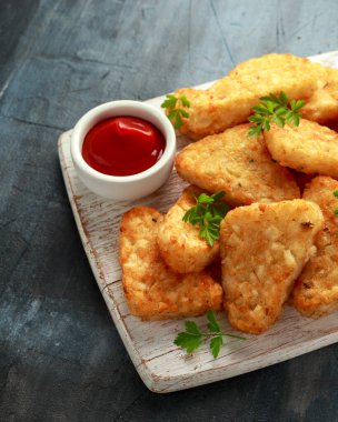 Beyaz ahşap tahtada ketçaplı haşhaşlı patates