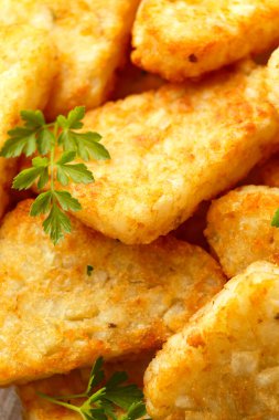 Beyaz ahşap tahtada ketçaplı haşhaşlı patates