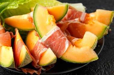 Jambonlu jambon, kavunlu kavun dilimleri aperatifler..