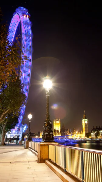 Retrato de las Casas del Parlamento, Big Ben y el London Eye en la noche desde la orilla sur — Foto de Stock