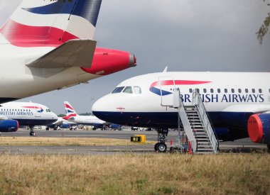 Coronavirus krizi sırasında Bournemouth Uluslararası Havaalanı Dorset 'te depolanan kullanım dışı İngiliz Hava Yolları uçakları