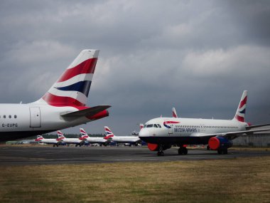 Coronavirus krizi sırasında Bournemouth Uluslararası Havaalanı Dorset 'te depolanan kullanım dışı İngiliz Hava Yolları uçakları