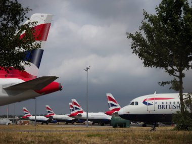 Coronavirus krizi sırasında Bournemouth Uluslararası Havaalanı Dorset 'te depolanan kullanım dışı İngiliz Hava Yolları uçakları