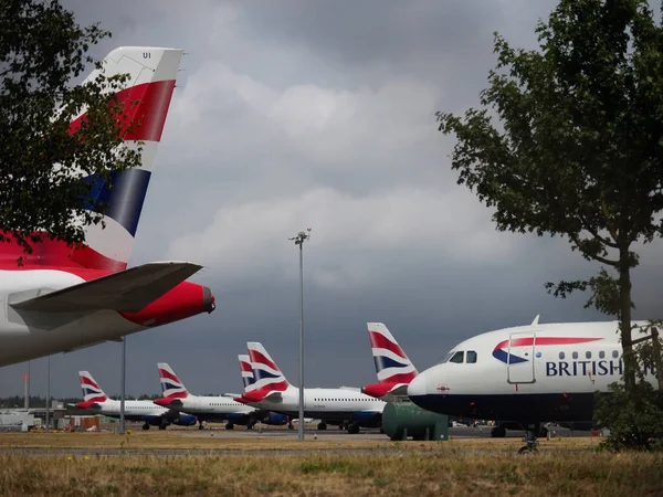 Coronavirus krizi sırasında Bournemouth Uluslararası Havaalanı Dorset 'te depolanan kullanım dışı İngiliz Hava Yolları uçakları