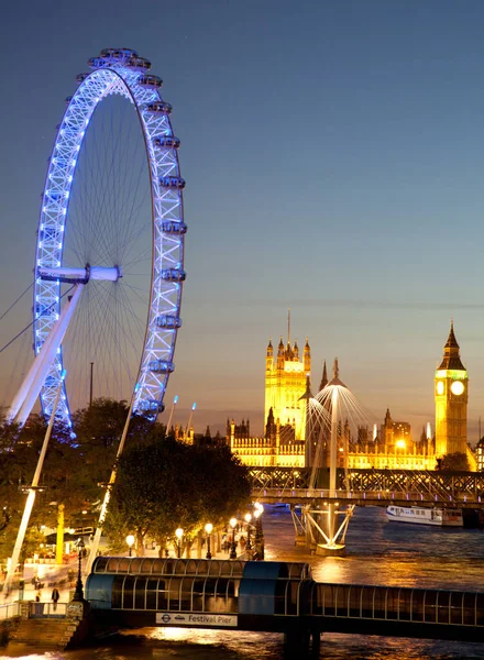Utsikt över London Eye, River Thames och Houses of Parliament på natten — Stockfoto
