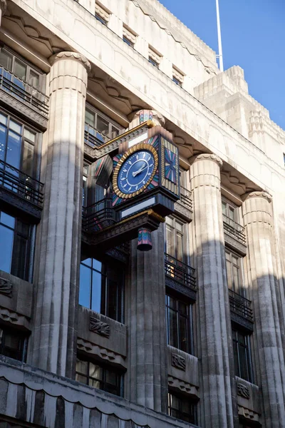 Horloge colorée ornée à l'extérieur du bâtiment Daily Telegraph Fleet Street, Londres — Photo