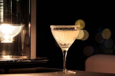 Klasik margarita kokteyl limon dilimi ve tuzlu RIM ile