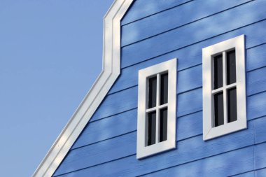ahşap ev üzerinde beyaz pencereler ile gable çatı