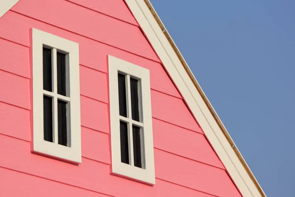 Satteldach Mit Weißen Fenstern Auf Holzhaus — Stockfoto