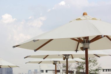 closeup ile gökyüzü arka plan beyaz plaj şemsiye