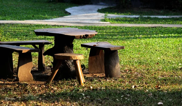 Drewniany Stół Krzesła Pięknym Ogrodzie — Zdjęcie stockowe