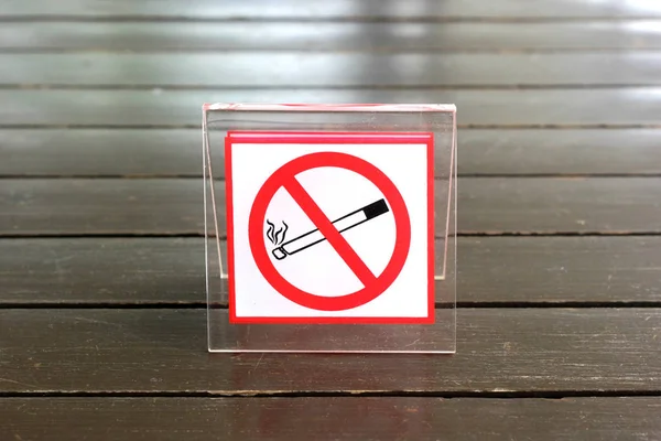 木桌上禁止吸烟标志照片 — 图库照片