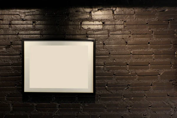 砖墙上的空黑色木制镜框 — 图库照片