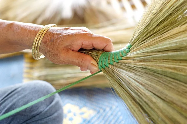 Foto Kvinnors Hand Gör Thailändska Kvast — Stockfoto