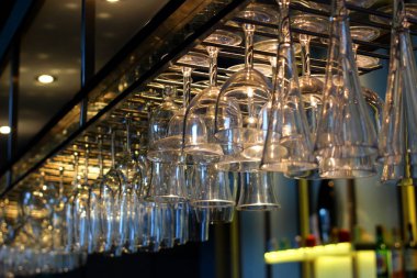 yığın boş şeffaf gözlük raf