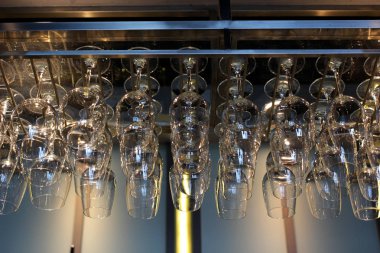 yığın boş şeffaf gözlük raf