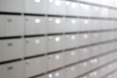 posta kutularının ve parsel bir binanın içinde bulanık fotoğraf