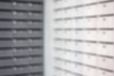 posta kutularının ve parsel bir binanın içinde bulanık fotoğraf