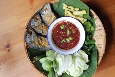 Tay gıda, baharatlı sosu kızarmış uskumru ve sebze ile yapıştırmak