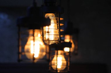 tavanda asılı ampul açmak ile dekoratif lamba