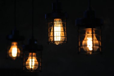 tavanda asılı ampul açmak ile dekoratif lamba