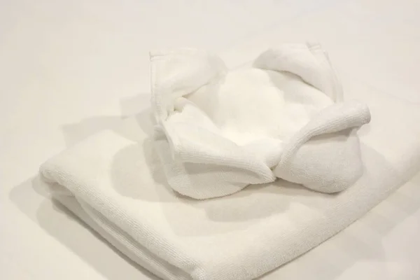 Weiße Handtücher Auf Dem Bett Für Hotelgäste — Stockfoto