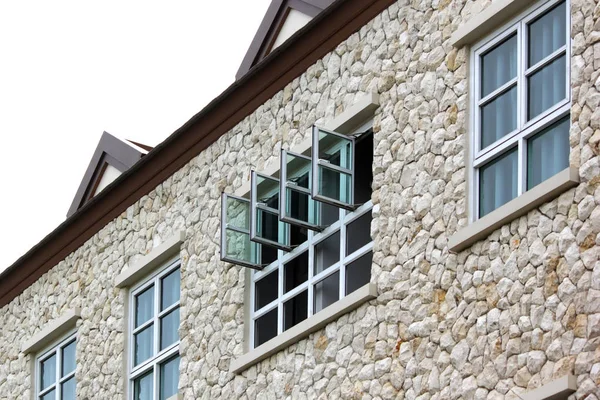 Architekturfoto Fenster Und Satteldach Auf Steinhaus — Stockfoto