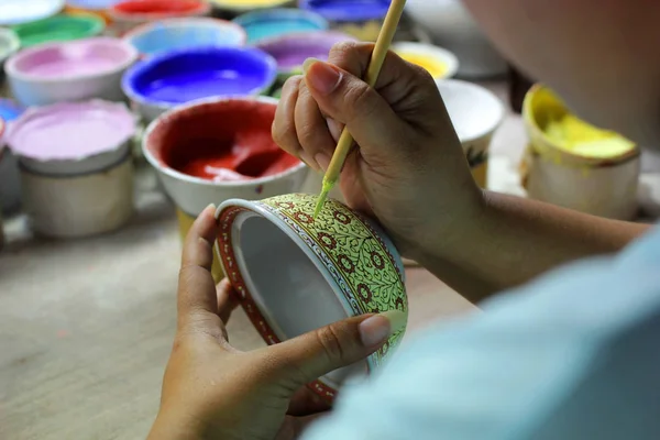 Kunstenaar Schilderen Benjarong Keramiek Ware Een Traditionele Thaise Vijf Gekleurde — Stockfoto