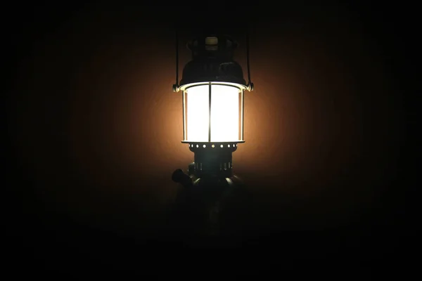 Vintage Lantern Lampa Izolované Černém Pozadí — Stock fotografie