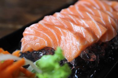 dilimlenmiş çiğ somon, Japon gıda closeup
