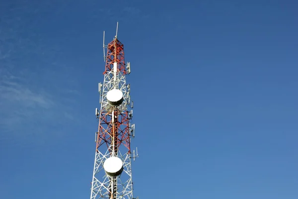 Telekommunikationen Står Hög Med Vacker Himmel Bakgrund — Stockfoto