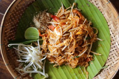 Tayland, tavada kızartılmış erişte dokuma ahşap plaka üzerinde karidesli yastık 