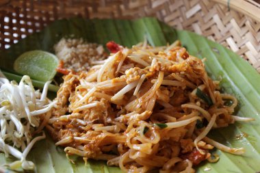 Tayland, tavada kızartılmış erişte dokuma ahşap plaka üzerinde karidesli yastık