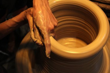 çanak çömlek tekerlek üzerinde yapma eller closeup
