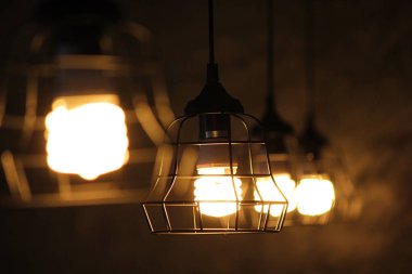 tavanda asılı ampul açmak ile dekoratif lamba