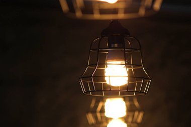 tavanda asılı ampul açmak ile dekoratif lamba