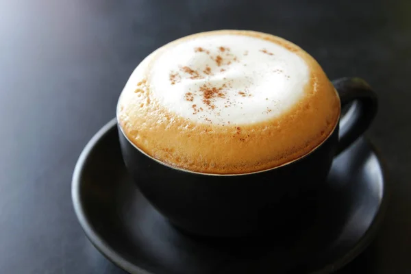 Kopp Varm Cappuccino Kaffe Svart Bord — Stockfoto