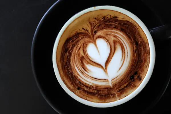 Kopp Varm Latte Art Kaffe Svart Bord — Stockfoto