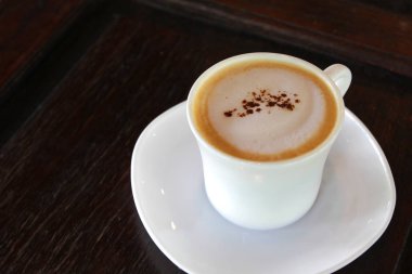 Sıcak cappuccino ahşap masa kahve fincan