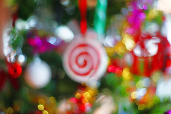 Wazige Foto Van Kerstboom Die Versierd Met Verschillende Kerst Ornamenten — Stockfoto