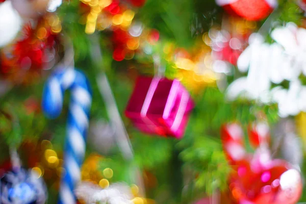 Foto Sfocata Dell Albero Natale Decorato Con Vari Ornamenti Natalizi — Foto Stock