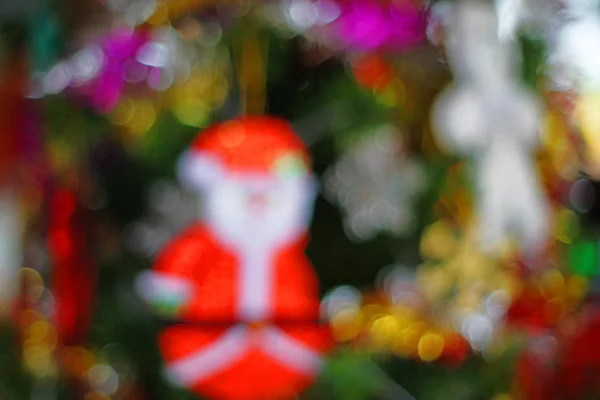 Foto Sfocata Dell Albero Natale Decorato Con Vari Ornamenti Natalizi — Foto Stock