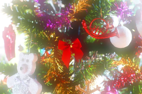 Foto Sfocata Dell Albero Natale Decorato Con Vari Ornamenti Natalizi — Foto Stock