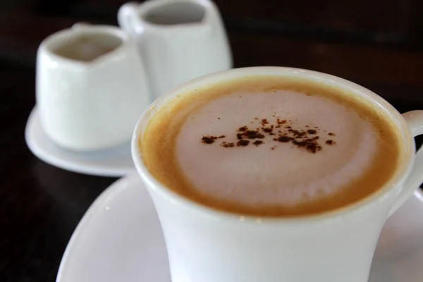 Kopp Varm Cappuccino Kaffe Träbord — Stockfoto