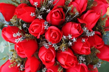 Sevgiliye arka plan olarak kırmızı gül yapay çiçek