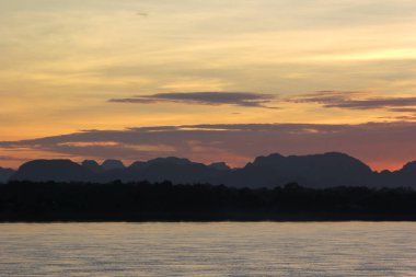güzel manzara, sabah Nehri siluet dağlar ve ağaç üzerinde