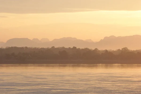 Beau Paysage Tôt Matin Sur Rivière Avec Des Montagnes Silhouette — Photo